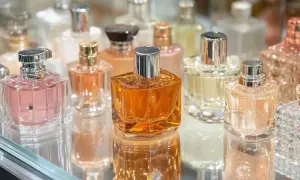 Eleganckie flakony perfum na półce. Czy Notino ma oryginalne perfumy? Wiele pięknych zapachów czeka na odkrycie.