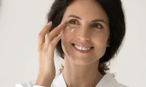 Jaki peeling do cery dojrzałej? Odmładzaj skórę bez podrażnień