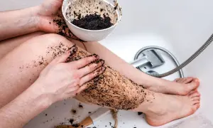 Jak zrobić peeling kawowy? Przepisy na gładką skórę i cellulit