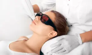 Depilacja laserowa: Czy boli? Poznaj prawdę i ciesz się gładką skórą.