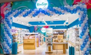 Uroczyste otwarcie sklepu **Kontigo** z łukiem z balonów. Wnętrze pełne kosmetyków i promocji.