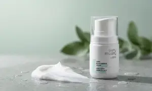 Lekki krem nawilżający eeny meeny w białej butelce z pompką, obok rozmazanej porcji kremu. Produkt jest niekomedogenny, idealny dla wrażliwej skóry.