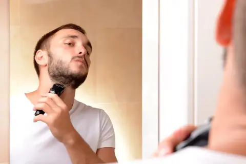 Jak golić pachy bez podrażnień? Gładka skóra bez krostek!