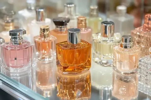 Eleganckie flakony perfum na półce. Czy Notino ma oryginalne perfumy? Wiele pięknych zapachów czeka na odkrycie.