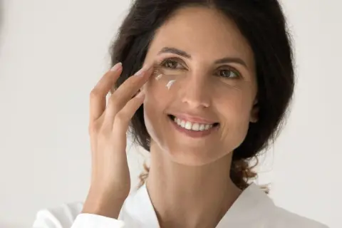 Jaki peeling do cery dojrzałej? Odmładzaj skórę bez podrażnień