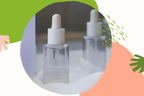 Szklana buteleczka z pipetką, zawierająca serum z ethylhexylglycerin, na tle abstrakcyjnych kształtów.
