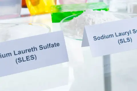 Dwa proszki w szalkach Petriego: Sodium Laureth Sulfate (SLES) i Sodium Lauryl Sulfate (SLS).