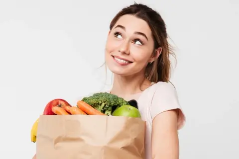 Dieta na cerę trądzikową: Co jeść, by pozbyć się pryszczy?