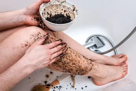 Jak zrobić peeling kawowy? Przepisy na gładką skórę i cellulit