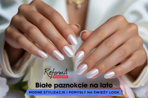 Eleganckie białe paznokcie na lato, idealne do letnich stylizacji. Perłowy blask dodaje świeżości.