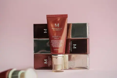 Krem BB Missha Perfect Cover, który rozjaśnia cerę, ukrywa niedoskonałości i zapobiega starzeniu. Czym się różni krem BB od CC? Ten produkt to BB.