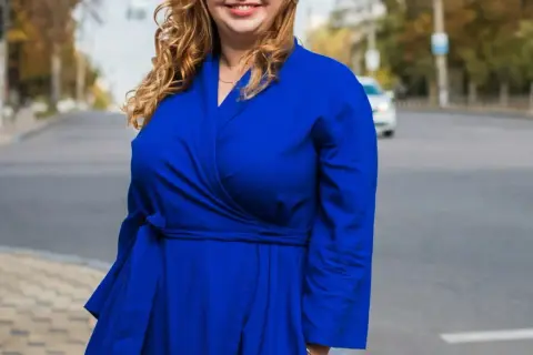Niska sylwetka, duży biust? Idealna sukienka wysmukli figurę!
