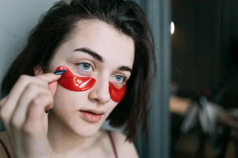 Cera naczynkowa: objawy. Rozpoznaj rumień i odróżnij od trądziku!