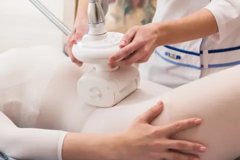 Gładka skóra w ciąży? Bezpieczne sposoby na cellulit dla mam