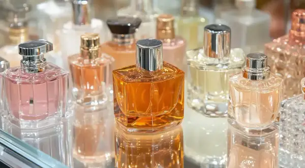 Eleganckie flakony perfum na półce. Czy Notino ma oryginalne perfumy? Wiele pięknych zapachów czeka na odkrycie.