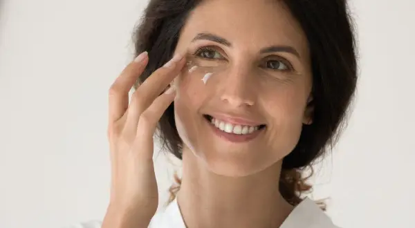 Jaki peeling do cery dojrzałej? Odmładzaj skórę bez podrażnień