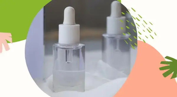 Szklana buteleczka z pipetką, zawierająca serum z ethylhexylglycerin, na tle abstrakcyjnych kształtów.