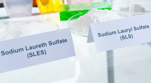 Dwa proszki w szalkach Petriego: Sodium Laureth Sulfate (SLES) i Sodium Lauryl Sulfate (SLS).