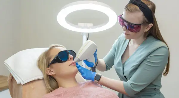 Ile utrzymuje się depilacja laserowa? Gładka skóra na lata!