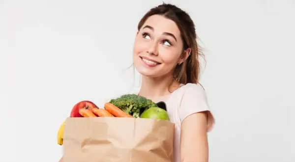 Dieta na cerę trądzikową: Co jeść, by pozbyć się pryszczy?