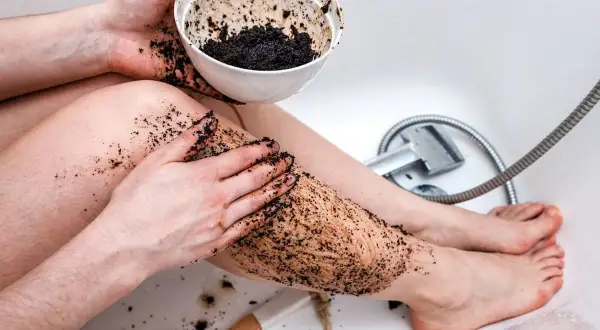 Jak zrobić peeling kawowy? Przepisy na gładką skórę i cellulit