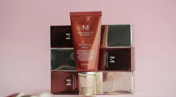 Krem BB Missha Perfect Cover, który rozjaśnia cerę, ukrywa niedoskonałości i zapobiega starzeniu. Czym się różni krem BB od CC? Ten produkt to BB.