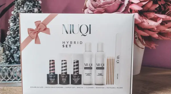 Zestaw hybrydowy Niuqi: lakier, baza, top, cleaner, remover, patyczki i pilnik. Idealny do domowego manicure.