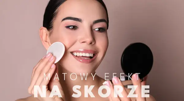 Kobieta z gładką cerą, aplikująca puder. Matowy efekt na skórze to jej cel, by wyglądać perfekcyjnie.