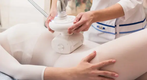 Gładka skóra w ciąży? Bezpieczne sposoby na cellulit dla mam