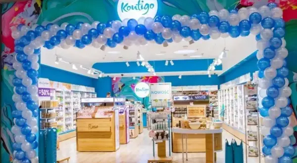Uroczyste otwarcie sklepu **Kontigo** z łukiem z balonów. Wnętrze pełne kosmetyków i promocji.
