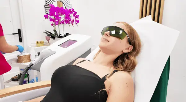 Depilacja laserowa: Cennik, koszty i jak zaoszczędzić bez ryzyka?