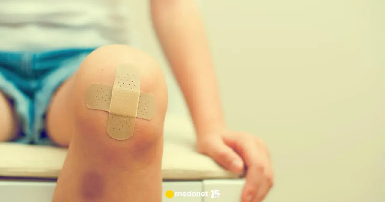 Lód na pryszcze: ratunek dla skóry? Ekspert radzi, jak stosować