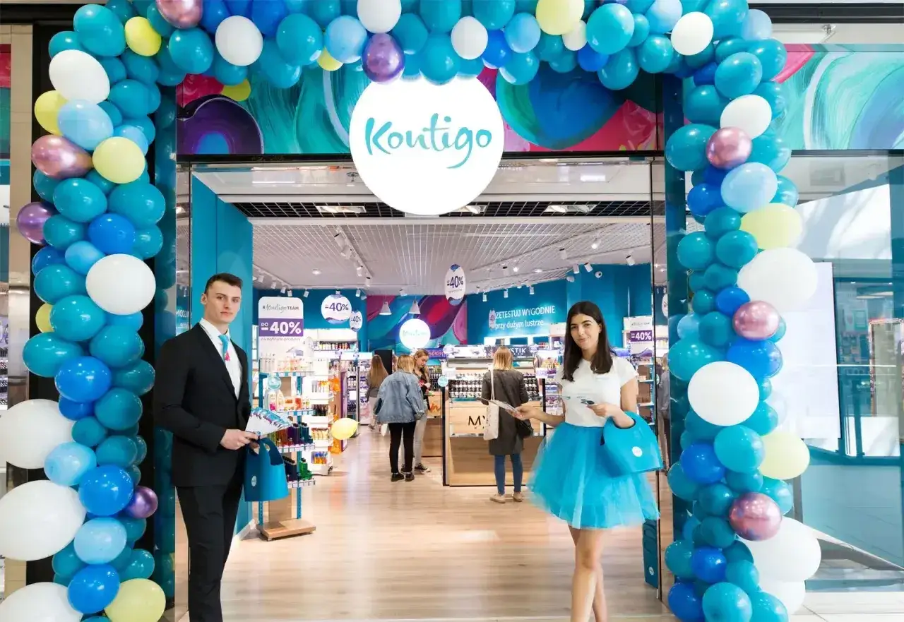 Uroczyste otwarcie sklepu Kontigo z balonami. Pracownicy witają klientów, a w tle widać promocje -40%.