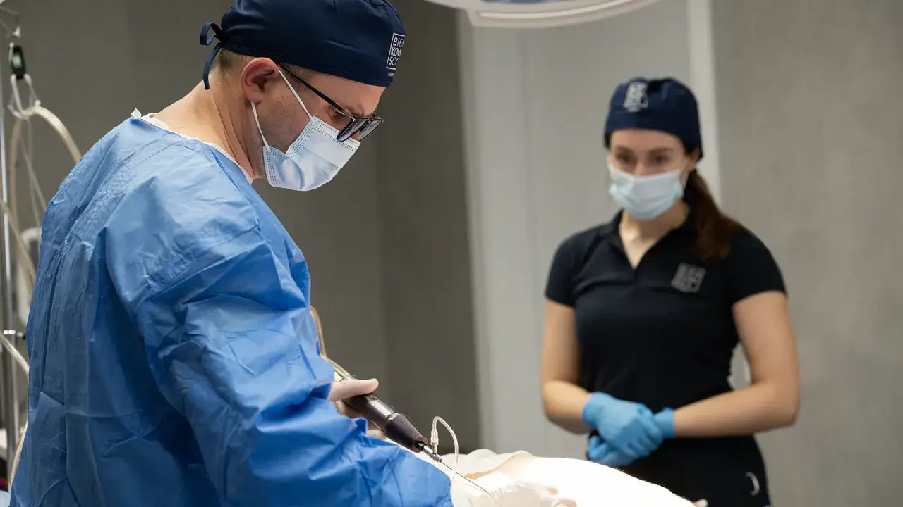 konsultacja przed liposukcją, lekarz i pacjent