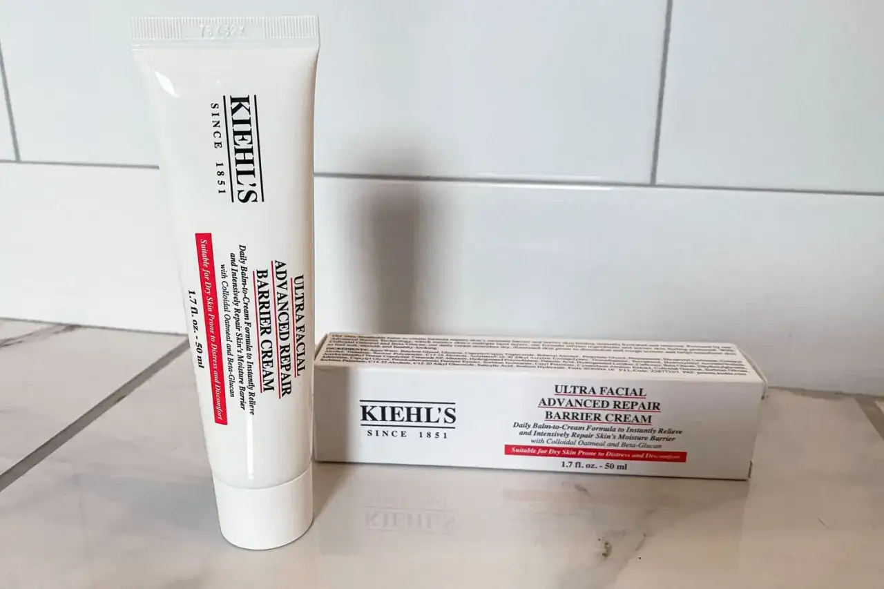 Krem Kiehl's Ultra Facial Advanced Repair Barrier Cream, idealny jako masc na alergie skorna. Pomaga odbudować barierę ochronną skóry, łagodząc suchość i dyskomfort.