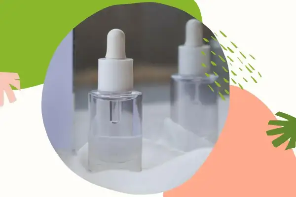 Szklana buteleczka z pipetką, zawierająca serum z ethylhexylglycerin, na tle abstrakcyjnych kształtów.