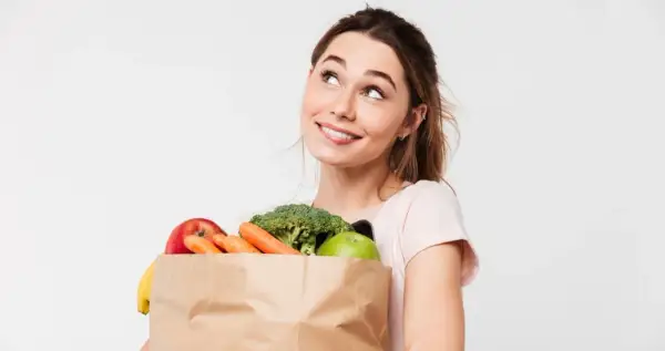 Dieta na cerę trądzikową: Co jeść, by pozbyć się pryszczy?